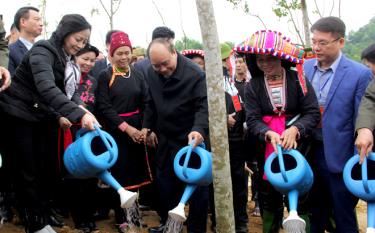 Đồng chí Nguyễn Xuân Phúc - Ủy viên Bộ Chính trị, Thủ tướng Chính phủ nước CHXHCN Việt Nam cùng đồng chí Phạm Thị Thanh Trà - Ủy viên Ban Chấp hành Trung ương Đảng, Bí thư Tỉnh ủy, Chủ tịch HĐND tỉnh và bà con nhân dân huyện Trấn Yên tham gia Tết trồng cây tại thôn 6, xã Việt Cường, huyện Trấn Yên.