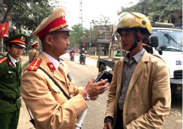 Công an huyện Lục Yên kiểm tra nồng độ cồn người tham gia giao thông.