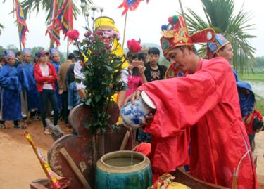 The ritual of taking water at Mo Co well to worship at Kha Linh communal house in early spring days every year.
