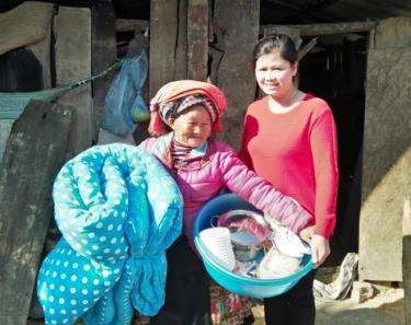 Chị Nam dafabet khuyến mãi cụ bà Giàng Thị Mo bên ngôi nhà mới.