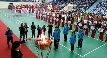 Phó Chủ tịch UBND tỉnh Dương Văn Tiến châm đuốc lên đài lửa, chính thức khai mạc Hội khỏe Phù Đổng tỉnh Yên Bái lần thứ X