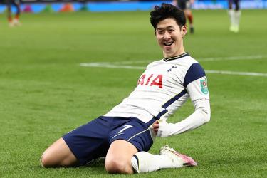 Son Heung Min lần thứ 6 giành QBV châu Á