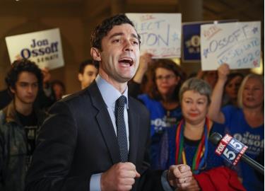 Ứng cử viên đảng Dân chủ Jon Ossoff giành chiến thắng trong cuộc đua vào Thượng viện tại bang Georgia.