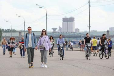 Người đi bộ và đi xe đạp dọc bờ kè của sông Moscow ở Nga.