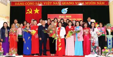 Đồng chí Hoàng Phương Thúy - Phó Chủ tịch Thường trực Hội LHPN tỉnh và lãnh đạo thị trấn Sơn Thịnh tặng hoa chúc mừng Ban Chấp hành Hội LHPN thị trấn Sơn Thịnh  khóa XII, nhiệm kỳ 2021 - 2026.
