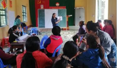 Chị Hoàng Thị Dét - đại lý thu xã Lâm Thượng tuyên truyền, vận động người dân tham gia bảo hiểm xã hội tự nguyện.