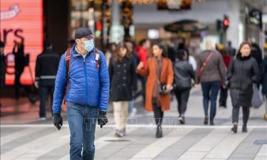 Người dân đeo khẩu trang phòng lây nhiễm Covid-19 tại Stockholm, Thụy Điển.