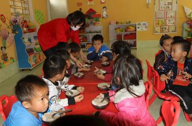 Chế độ ăn uống hàng ngày được các cô giáo quan tâm hơn nhằm đảm bảo sức khỏe cho các em