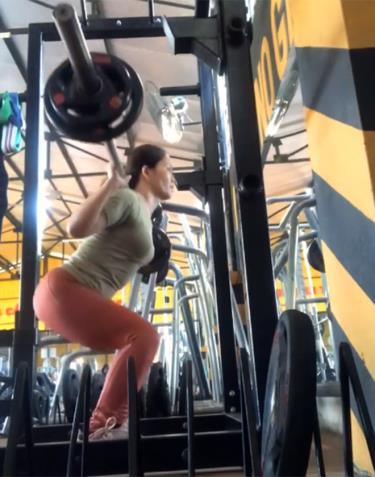 Tập thể dục trong mùa đông. Trong ảnh: VĐV thể dục thể hình tại phòng tâm Gym Hưng Vương, phường Minh Tân, thành phố Yên Bái.