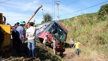 Xe khách giường nằm lật nhào xuống mương nước