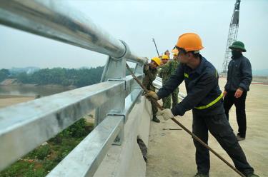 Công nhân Công ty TNHH Thương mại và Xây dựng Trung Chính thi công cầu Cổ Phúc.