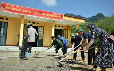 Học viên của lớp Trung cấp Lý luận chính trị - hành chính B118 tham gia thực hiện “Ngày cùng dân” tại thôn Sơn Thượng, xã Mai Sơn.