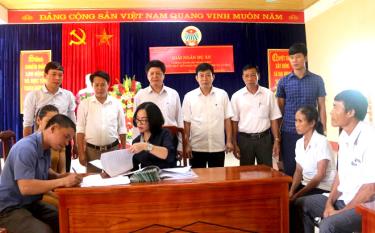 Hội Nông dân tỉnh giải ngân Dự án nuôi bò sinh sản từ nguồn Quỹ Hỗ trợ nông dân Trung ương cho hội viên nông dân xã Đại Minh, huyện Yên Bình.