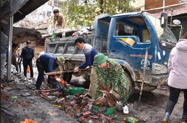 Các lực lượng chức năng tham gia giúp đỡ các hộ kinh doanh khắc phục hậu quả vụ cháy tại chợ Yên Thế.