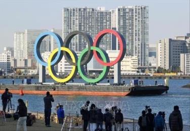 Vòng tròn biểu tượng Olympic được vận chuyển trên vịnh Tokyo, bên ngoài công viên nước Odaiba ngày 1/12/2020.