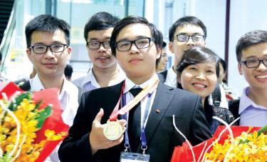 Phạm Đức Anh với tấm huy chương Vàng Olympic Hóa học quốc tế năm 2017