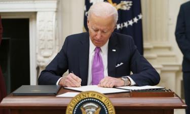 Tổng thống Mỹ Joe Biden ký sắc lệnh Covid-19 tại Nhà Trắng hôm 21/1.