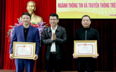 Đồng chí Nguyễn Quốc Chiến - Phó Giám đốc Sở Thông tin và Truyền thông trao Bằng khen của UBND tỉnh cho 2 cá nhân có thành tích xuất sắc trong Phong trào thi đua yêu nước 5 năm (2015 - 2020).