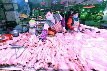 Một sạp bán thịt lợn ở chợ Nam Ninh, Trung Quốc.