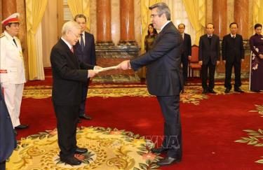 Tổng Bí thư, Chủ tịch nước dafabet dang nhap Phú Trọng tiếp ngài Ali Akbar Nazari, Đại sứ đặc mệnh toàn quyền Cộng hòa Hồi giáo Iran tại Việt Nam đến trình Quốc thư.