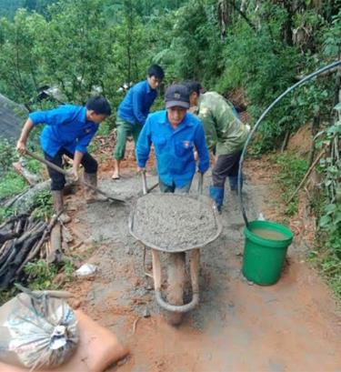 Các đoàn viên, thanh niên tham gia làm đường bê tông.