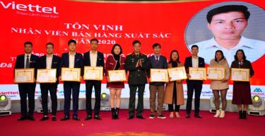 Viettel Yên Bái tôn vinh, tặng thưởng các tập thể, cá nhân có doanh thu xuất sắc năm 2020.