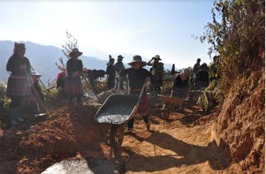 Bà con thôn Bản Thái tích cực tham gia bê tông hóa đường liên thôn, liên bản.