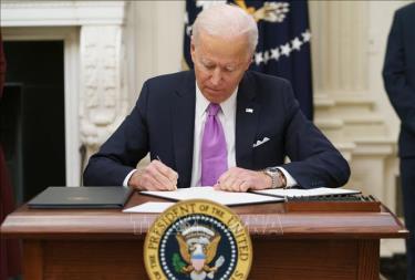 Tổng thống Mỹ Joe Biden ký một sắc lệnh hành pháp tại Nhà Trắng ở Washington, DC, ngày 21/1/2021.