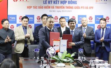 Lễ ký kết hợp tác giữa Công ty cổ phần Bảo hiểm bưu điện (PTI) và Công ty cổ phần Bóng đá chuyên nghiệp Việt Nam (VPF).