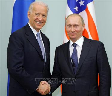 Tổng thống Nga Vladimir Putin (phải) và ông Joe Biden trong cuộc gặp tại Moskva, Nga, ngày 10/3/2011.