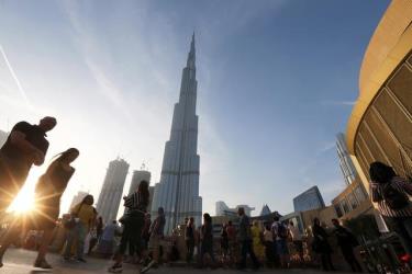 Người dân đứng trước Burj Khalifa, tòa nhà cao nhất thế giới, ở Dubai.