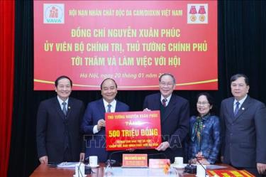 PM Phuc presents 500 million VND to the centre for nursing and providing vocational training for AO victims