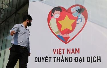 Khẩu hiệu “Việt Nam quyết thắng đại dịch” đặt trước một trung tâm thương mại ở quận 1, thành phố Hồ Chí Minh.