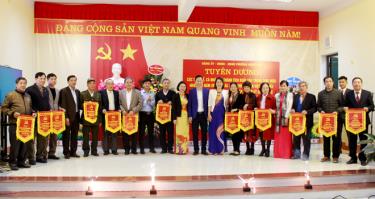 Các chi bộ có thành tích trong triển khai thực hiện các công trình, phần việc chào mừng đại dafabet Đảng các cấp nhiệm kỳ 2020 – 2025 được khen thưởng.