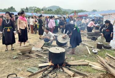 Thi nấu bánh trong “Ngày hội bản mường” xã Mường Lai, lần thứ I thu hút đông đảo người dân tham gia.