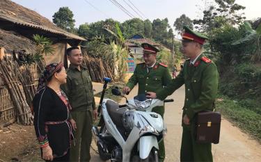 Cán bộ Công an xã Tân Hương tuyên truyền, hướng dẫn người dân chấp hành pháp luật.