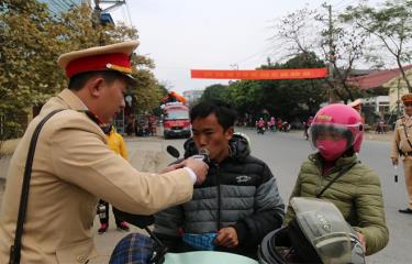 Lực lượng cảnh sát giao thông kiểm tra nồng độ cồn người điều khiển phương tiện.
