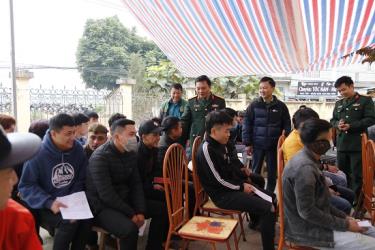 Lãnh đạo Ban Chỉ huy Quân sự huyện Văn Yên động viên thanh niên tham gia khám tuyển nghĩa vụ quân sự năm 2021.