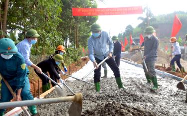 Đồng chí Trần Huy Tuấn - Phó Bí thư Tỉnh ủy, Chủ tịch UBND tỉnh tham gia “Ngày thứ Bảy cùng dân” với bà con thôn Quăn, xã Bình Thuận, huyện Văn Chấn.