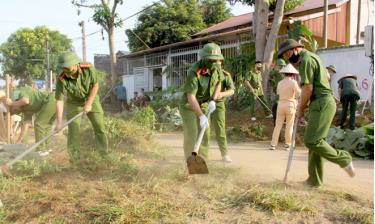 Cán bộ, chiến sỹ công an huyện Văn Yên tham gia ngày thứ bảy cùng dân, mở rộng đường giao thông.
