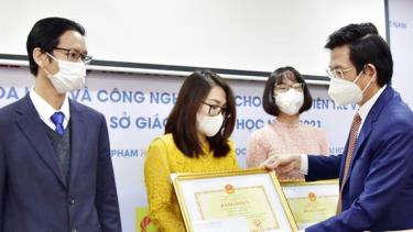 Vụ trưởng Vụ Khoa dafabet link, Công nghệ và Môi trường (Bộ GDĐT) Tạ Ngọc Đôn trao giải Nhất cho các giảng viên trẻ đoạt giải.