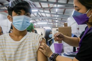 Nhân viên y tế tiêm vaccine phòng COVID-19 cho trẻ em tại thành phố Marikina, Philippines, ngày 29/11/2021.