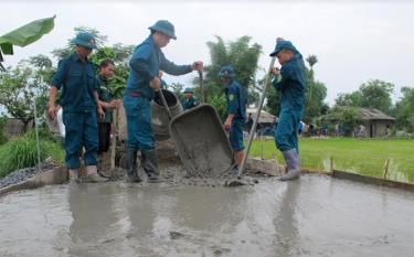 Dân quân phường Tân An tham gia làm đường giao thông nông thôn.