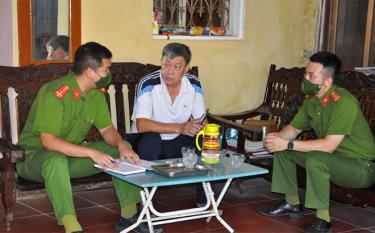 Công an phường Nguyễn Thái Học, thành phố Yên Bái nắm tình hình tại khu dân cư.