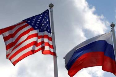 Cờ Mỹ và Nga gần một nhà máy ở Vsevolozhsk, thuộc vùng Leningrad ở Nga. Ảnh: Reuters