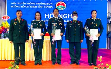 Được sự ủy quyền của Hội Văn học - Nghệ thuật Trường Sơn thuộc Hội Truyền thống Trường Sơn- Đường Hồ Chí Minh Việt Nam, Hội Truyền thống Trường Sơn- Đường Hồ Chí Minh Việt Nam tỉnh Yên Bái đã trao quyết định kết nạp hội viên mới cho 3 hội viên.