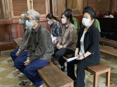 Bị cáo Lê Thị Thanh Tuyền (áo đen) và đồng phạm tại tòa.