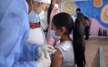 Nhân viên y tế tiêm vaccine ngừa COVID-19 cho trẻ em tại Quito, Ecuador, ngày 18/10/2021.