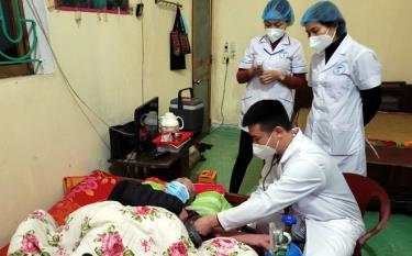 Cán bộ Trung tâm Y tế huyện Yên Bình kiểm tra kỹ sức khỏe cho người già yếu trước khi tiêm vắc xin phòng COVID-19 tại nhà. Ảnh; Minh Huyền