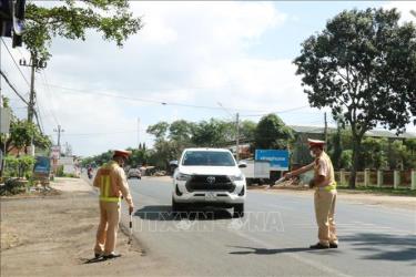 Lực lượng CSGT, Công an tỉnh Đắk Lắk tuần tra, kiểm soát giao thông trên đường Hồ Chí Minh đoạn qua thành phố Buôn Ma Thuột, Đắk Lắk. Ảnh minh họa